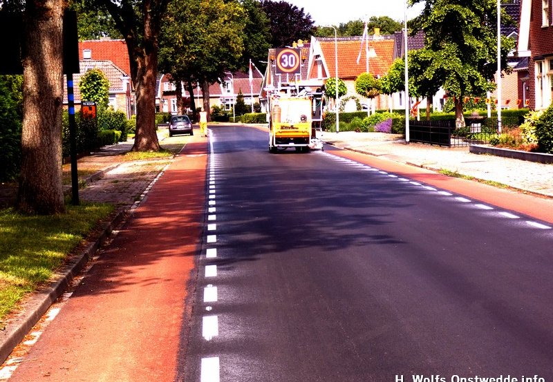 16-06-26 De Hardingstraat is voorzien van nieuwe belijningen. Foto : H. Wolfs Onstwedde.info