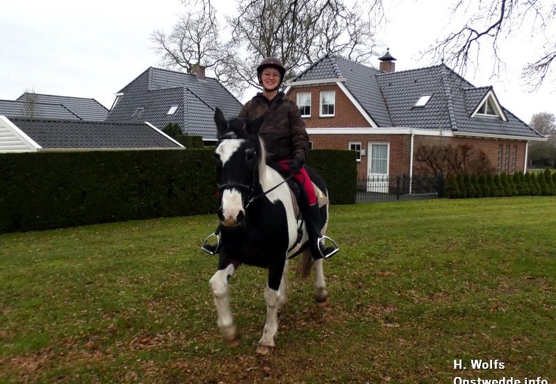 08-12-25 Cynthia Aarstma te paard in de Luringstraat. Foto: H. Wolfs Onstwedde.info