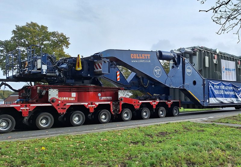 27-10-25 Megatransport voor de brug in de Kampweg. Foto: Anneke Orsel Onstwedde.info