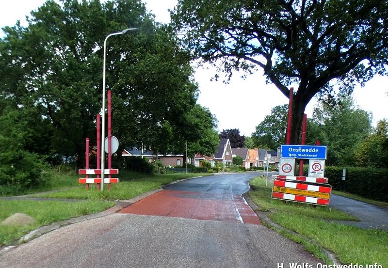 11-06-26 De Hardingstraat wordt nu voorzien van een nieuwe asfaltlaag. Foto: H. Wolfs Onstwedde.info