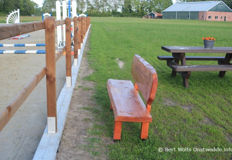 21-05-26 Bij manege De Driesporen is een nieuwe tuinbank geplaatst bij de nieuwe buitenbak. Foto: Bert Wolfs Onstwedde.info