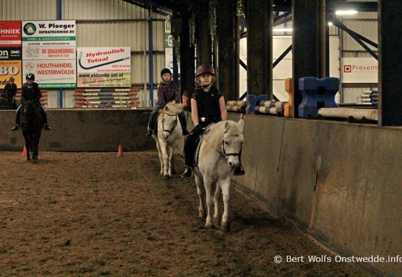 07-11-25 Donderdagavond lessen in de manege. Foto: Bert Wolfs Onstwedde.info