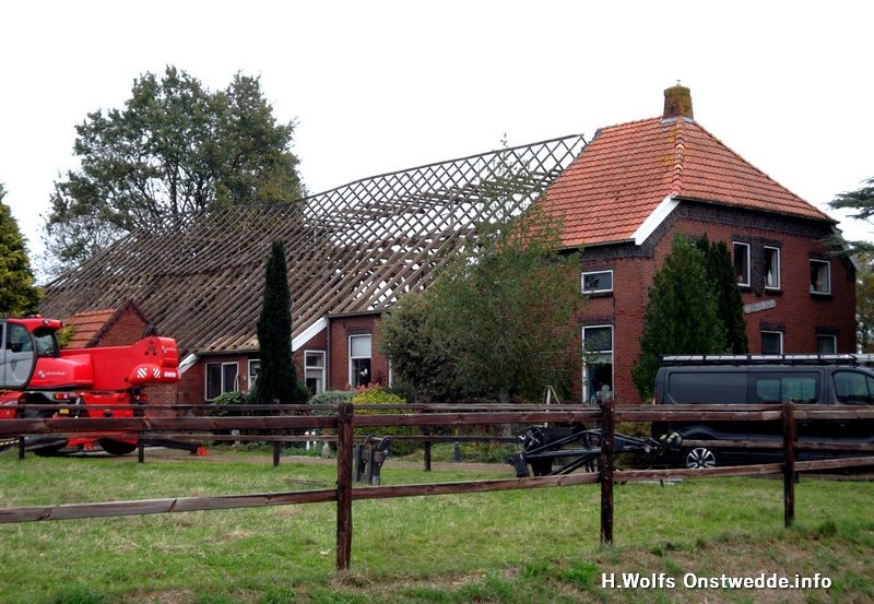 26-10-26 Op boerderij in Smeerling komt een nieuw dak. Foto: H. Wolfs Onstwedde.info