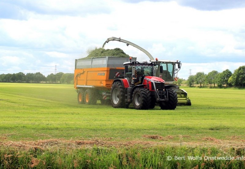 02-06-26 Loonbedrijf Meedendorp aan het gras hakselen aan de Sikkenbergweg. Foto: Bert Wolfs Onstwedde.info