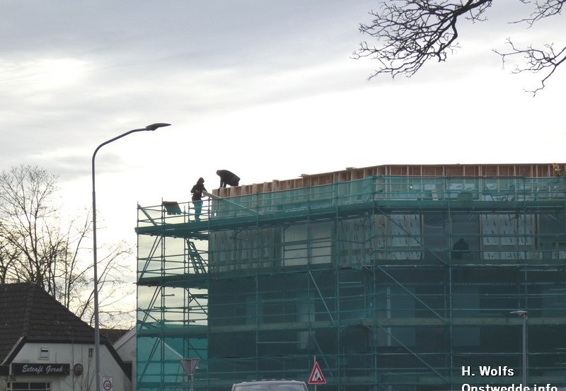 02-12-25 Er wordt nog hard gewerkt aan het appartementencomplex "De Kroonstee" bij de rotonde. Foto: H. Wolfs Onstwedde.info