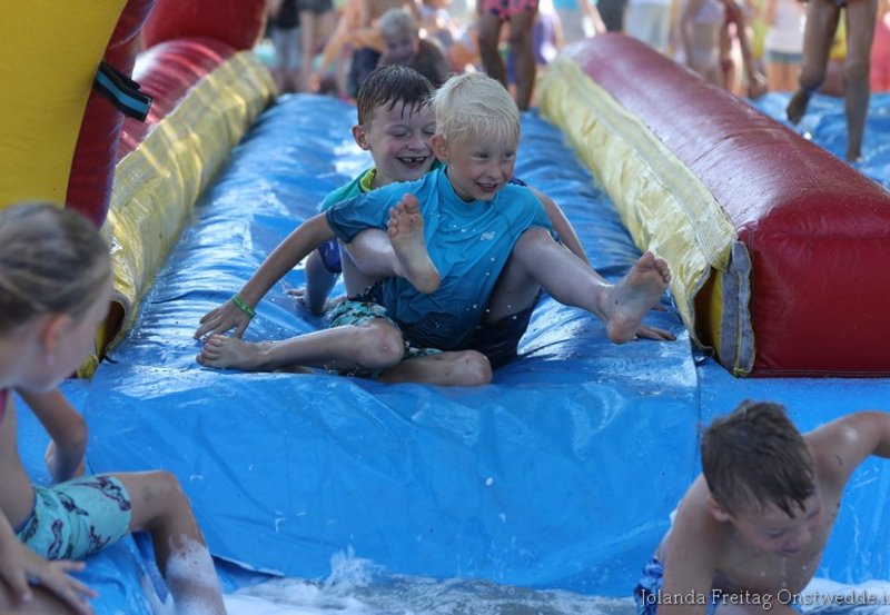 14-08-26 Vandaag was het genieten voor de kinderen met de waterglijbaan, tijdens de vakantiespelweek. vanavond is er nog de traditionele optocht door het dorp. Foto: Jolanda Freitag Onstwedde.info