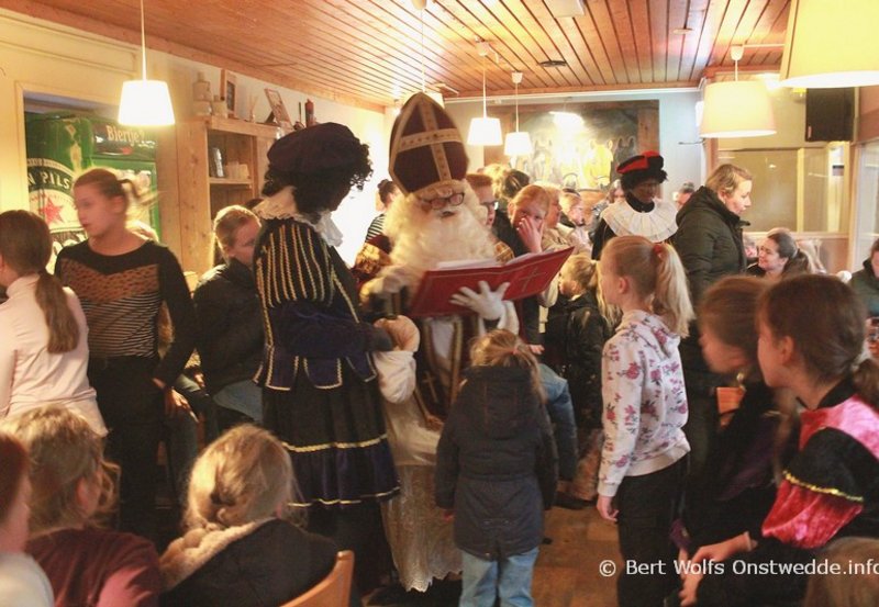 03-12-25 Sinterklaasfeest in de manege. Foto: Bert Wolfs Onstwedde.info