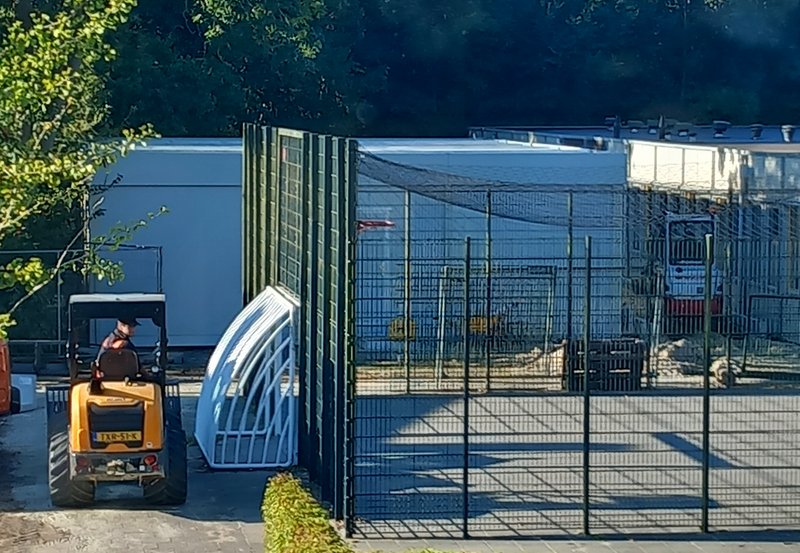 14-08-26 Bij Ubbo Emmius wordt er nieuwe bestrating aangelegd bij de twee noodlokalen. Foto:Onstwedde.info