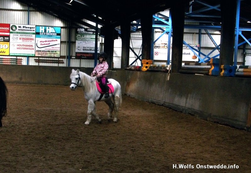 14-10-26 Ponyrijlessen voor beginners. Foto: H. Wolfs Onstwedde.info