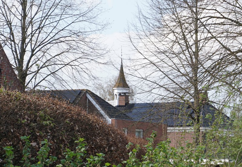 15-04-26 De Gereformeerde kerktoren vanuit een tuin aan de Kerklaan. Foto: Anneke Orsel Onstwedde.info