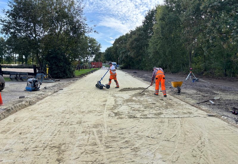 16-10-26 Bestratingsbedrijf Akker bezig bij manege De Driesporen. Foto: Bé Wilzing