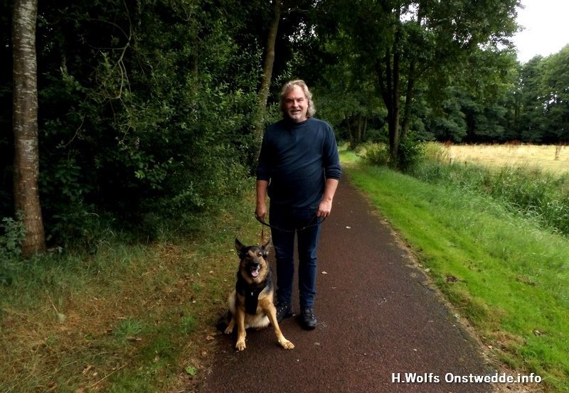 18-08-26 Rene Nijenbrinks in Kampvennen die een rondje doet met zijn viervoeter. Foto: H. Wolfs Onstwedde.info