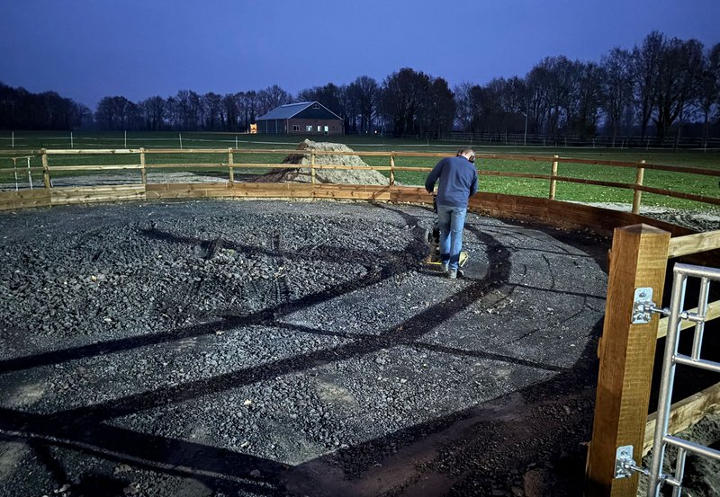 03-12-25 Harm Jan Lukens, een van de vele vrijwilligers, bezig met grondwerkzaamheden aan de longeercirkel bij de manege. Foto: Bé Wilzing