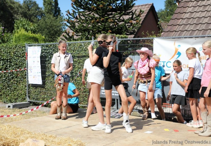 13-08-26 Optreden tijdens de western braderie, vakantie spelweek donderdag.