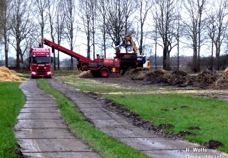 09-12-25 Aardappelen laden aan de Barkhoornweg. Foto: H. Wolfs Onstwedde.info