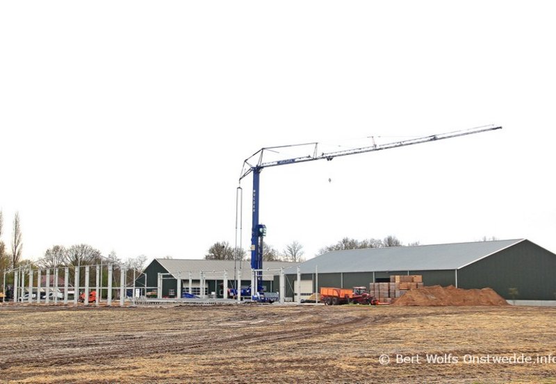 11-04-26 Bouwwerkzaamheden bij Loonbedrijf Meedendorp. Foto: Bert Wolfs Onstwedde.info