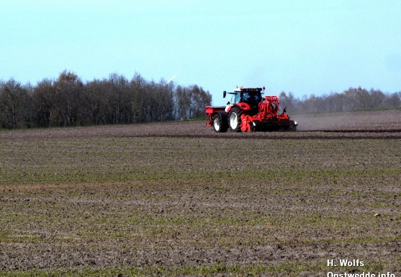 11-04-26 Loonbedrijf Meedendorp bezig met landbouwwerkzaamheden op de Holte. Foto: H. Wolfs Onstwedde.info