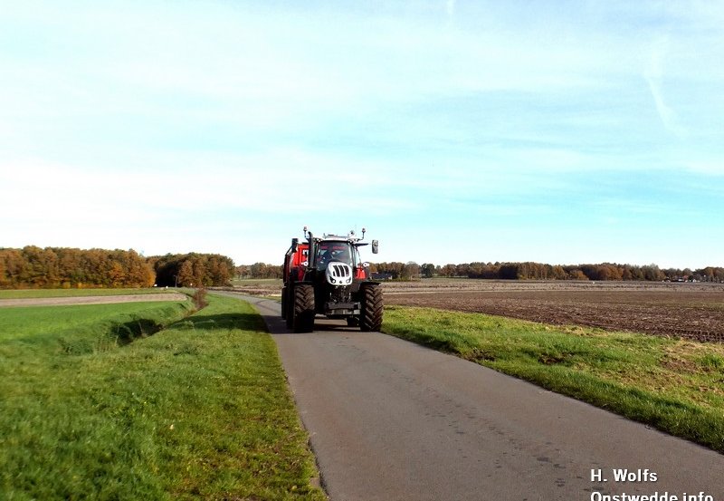 07-11-25 Landbouw- en Loonbedrijf Meedendorp op de Heideweg. Foto: H. Wolfs Onstwedde.info