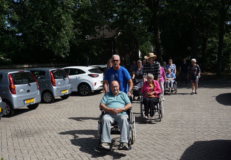 12-08-26 Wandeling met bewoners van Zorghuis-Samen. Foto: Anneke Orsel Onstwedde.info