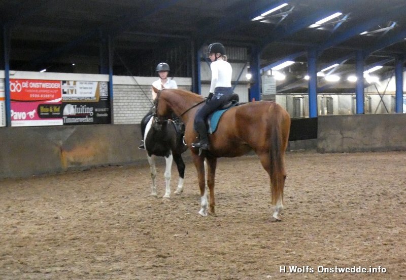 08-07-26 Paardrijlessen in de manege. Foto : H. Wolfs Onstwedde.info