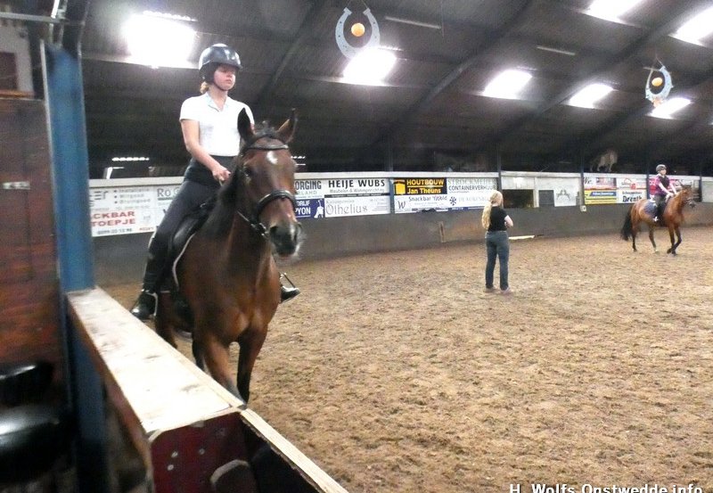12-06-26 Paardrijles in de manege. Foto: H. Wolfs Onstwedde.info