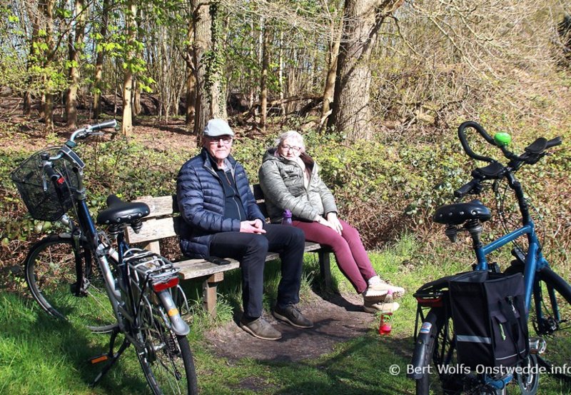 06-04-26 Bé en Hennie Meems genieten van het mooie weer op 2e Paasdag in het Ter Wuppingerbos. Foto: Bert Wolfs Onstwedde.info