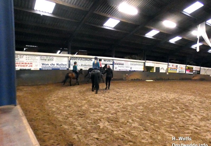 12-11-25 Woensdagmiddag lessen in de manege. Foto: H. Wolfs Onstwedde.info