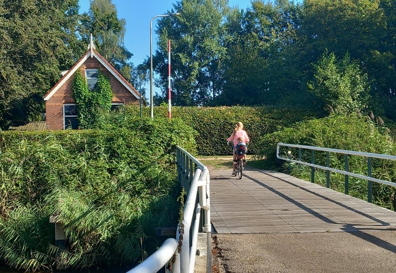 27-08-26 Brugwachtershuis aan Ter Wuppingerweg. Foto: Roelie Knigge Onstwedde.info