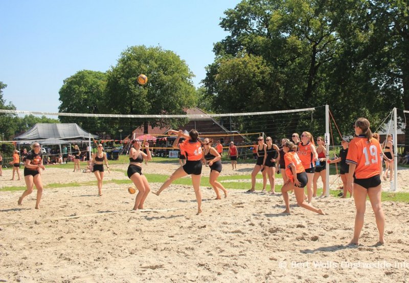 20-06-26 Beachvolleybaltoernooi bij Jeugdsoos De Boerderij. Foto: Bert Wolfs Onstwedde.info