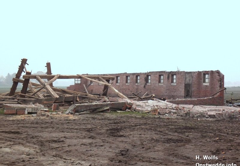 08-11-25 Weer een stukje oudheid weg. De schuur op de Vosseberg. Foto: H. Wolfs Onstwedde.info