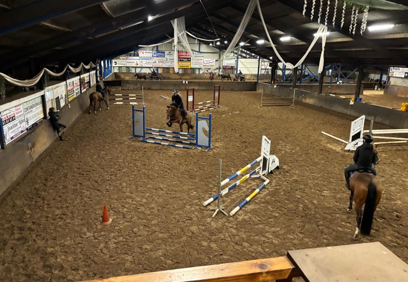 06-11-25 Springclinic op dindagavond in manege De Driesporen. Foto: Bé Wilzing