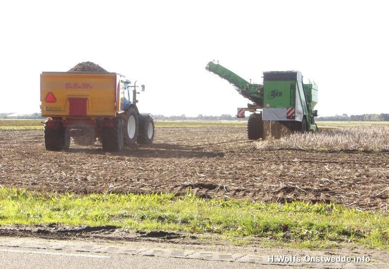 12-10-26 Aardappelen rooien aan de Barkhoornweg. Foto: H. Wolfs Onstwedde.info
