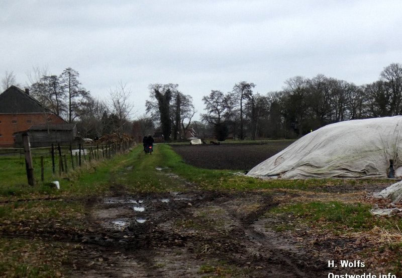 09-12-25 Sluipweggetje voor de scholieren van de Barkhoornweg naar de Kampweg. Foto: H. Wolfs Onstwedde.info