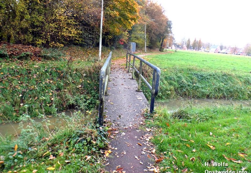 13-11-25 Het bruggetje nabij de ijsbaan. Hij moest een beetje breder zijn. Foto: H. Wolfs Onstwedde.info