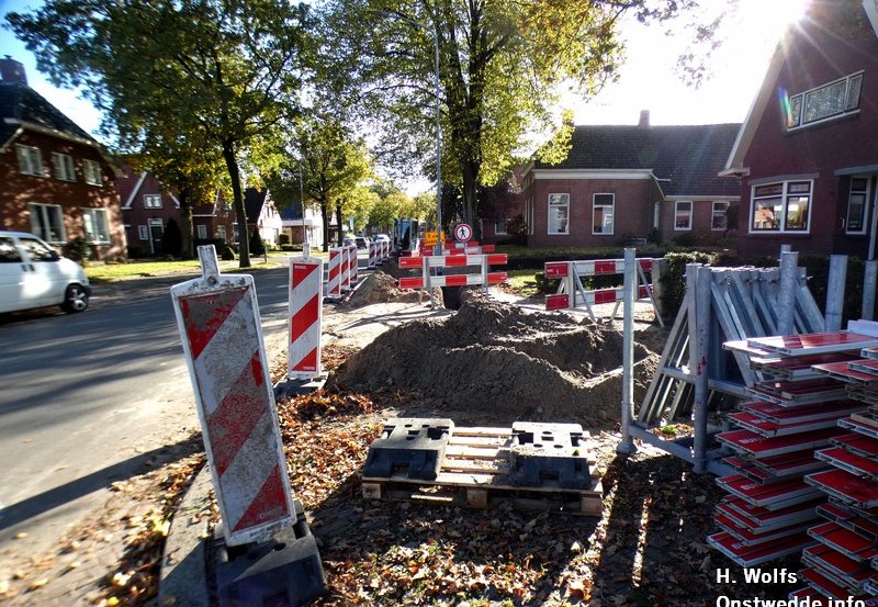 23-10-25 Werkzaamheden in de Dorpsstraat. Foto: H. Wolfs Onstwedde.info