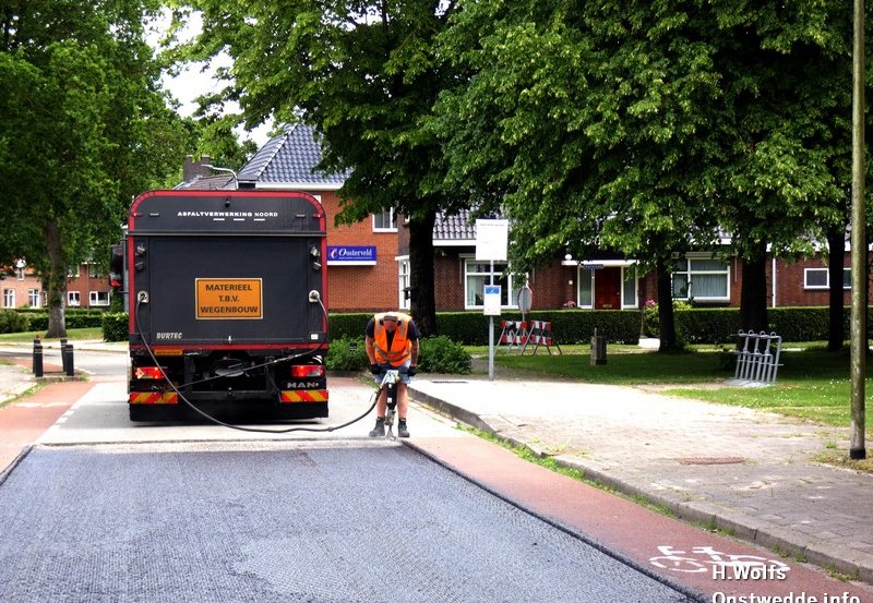 02-06-26 Voorbereidingen voor het asfalteren in de Havenstraat. Foto: H. Wolfs Onstwedde.info