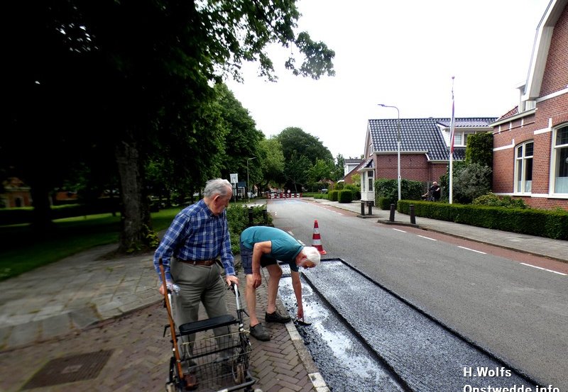 02-06-26 Het asfalt word geinspecteerd door Henk Wind, en Harm Migchels kijkt toe. Foto : H. Wolfs Onstwedde.info