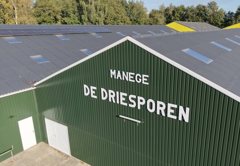 20-10-25 Stap gerust binnen tijdens onze lessen, wedstrijden of evenementen – de deur van de manege staat altijd open! Foto: Bé Wilzing