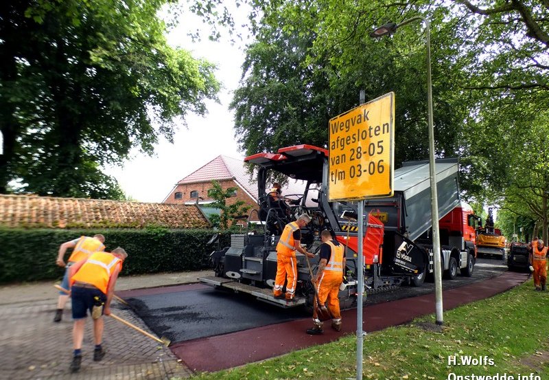 02-06-26 Asfalteren van de fietsstroken en de rijbaan gaat gelijk op. Foto: H. Wolfs Onstwedde.info