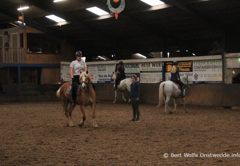 23-09-26 Paardrijlessen op woensdag in de manege. Foto: Bert Wolfs Onstwedde.info