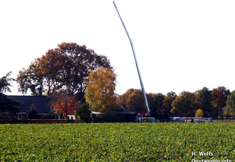 06-11-25 Aannemersbedrijf Wubs bezig met een kraan bij de Heideweg. Foto: H. Wolfs Onstwedde.info