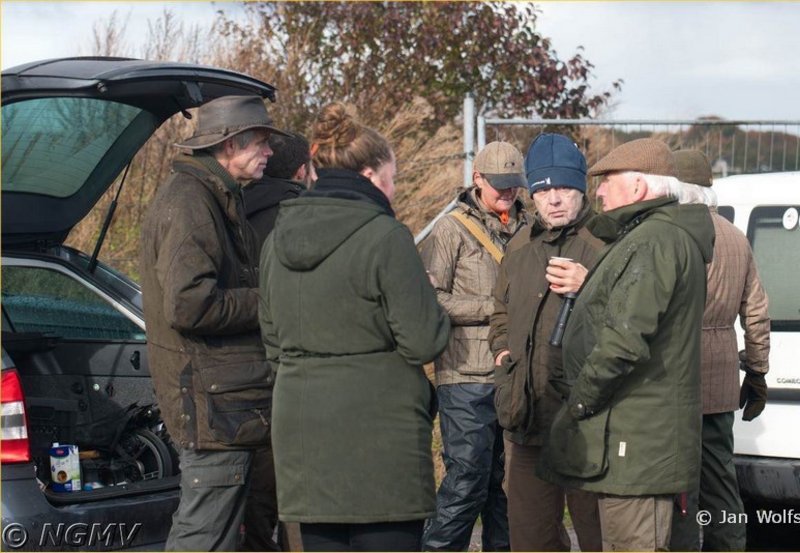 29-10-25 Afgelopen maandag vond het jaarlijkse Pieter Rooijakkers jachthonden wedstrijd plaats. Deze wedstrijd werd gehouden in de velden van Alteveer en tevens in Pekela. (L) Geert Wolfs. Foto: Jan Wolfs