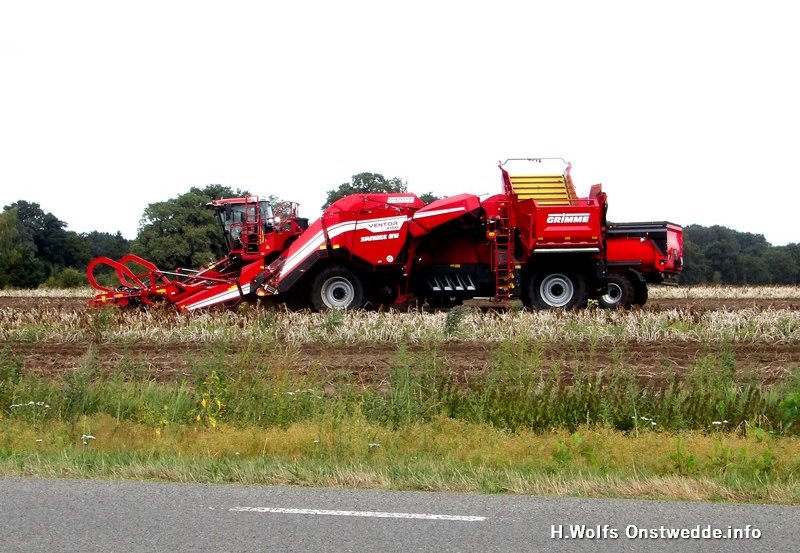 29-08-26 Aardappelrooien aan de provincialeweg richting Vlagtwedde door Landbouw en Loonbedrijf Sandee. Foto: H. Wolfs Onstwedde.info