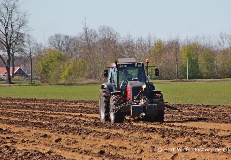 10-04-26 Agrarische werkzaamheden aan de 1e Barlagerweg. Foto: Bert Wolfs Onstwedde.info