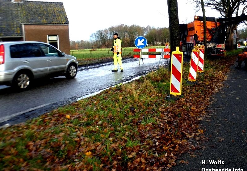 09-12-25 Werkzaamheden aan de Hardingstraat door wateroverlast, waarbij ook verkeersregelaars werden ingezet. Foto: H. Wolfs Onstwedde.info