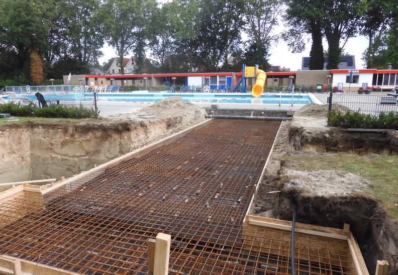 04-07-26 Werkzaamheden in zwembad 't Vlasmeer voor de familieglijbaan. Foto: Onstwedde.info