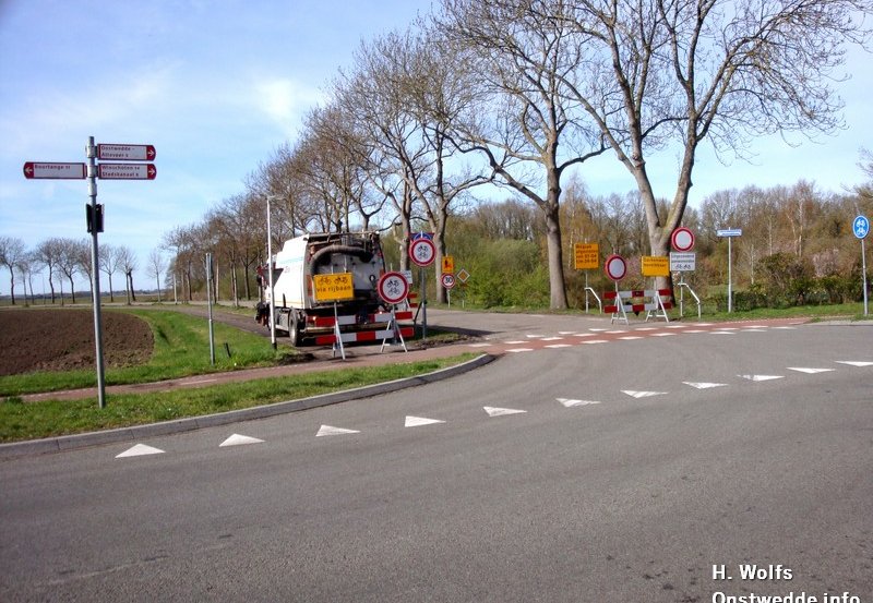 09-04-26 De Barkhoornweg is tijdelijk afgesloten door werkzaamheden aan het fietspad. Foto: H. Wolfs Onstwedde.info
