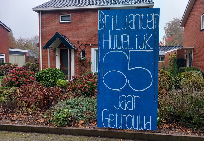 07-11-25 Aan de Boslaan een Briljanten huwelijk Kuipers-Veldhuis. Foto: Roelie Knigge Onstwedde.info