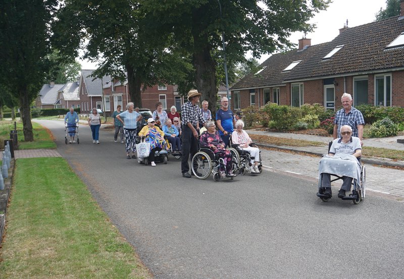 27-08-26 Wandeling Zorghuis-Samen door de Kerklaan. Foto: Anneke Orsel Onstwedde.info
