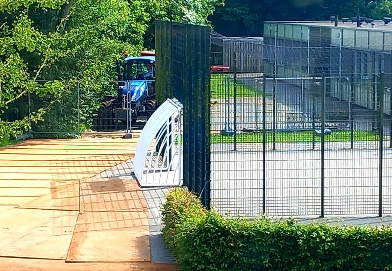 18-06-26 Werkzaamheden bij de Ubbo Emmius voor het plaatsen van twee noodlokalen. Foto:Onstwedde.info